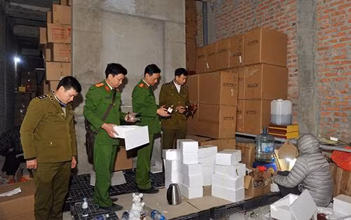 Cơ quan chức năng phát hiện điểm sản xuất đóng chai rượu không rõ nguồn gốc
