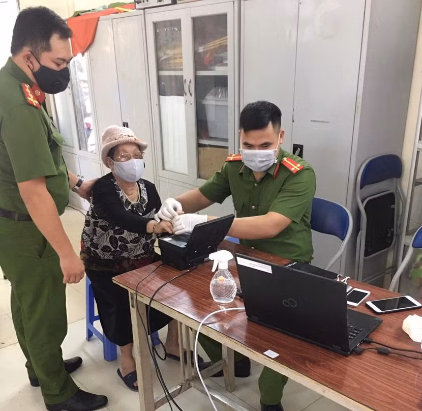 Người dân đến làm căn cước công dân gắn chip tại phường Vĩnh Phúc