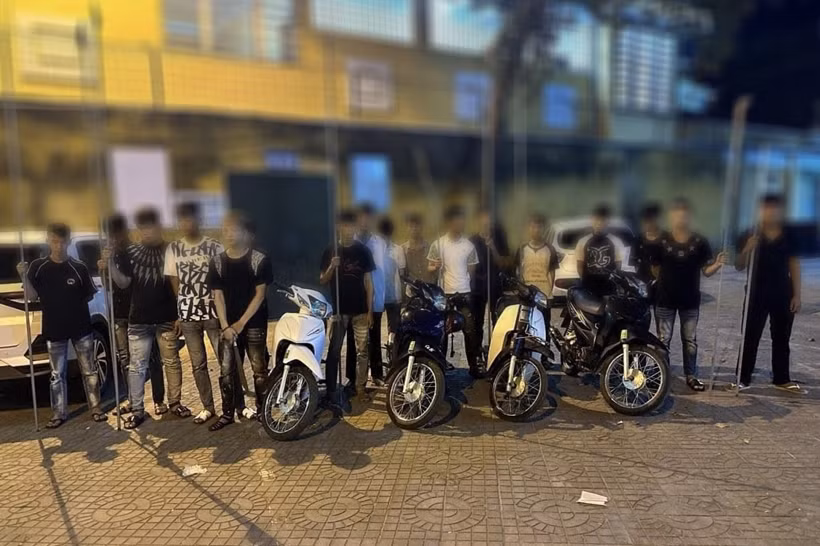 Nhóm đối tượng mang theo hung khí đi gây rối TTCC