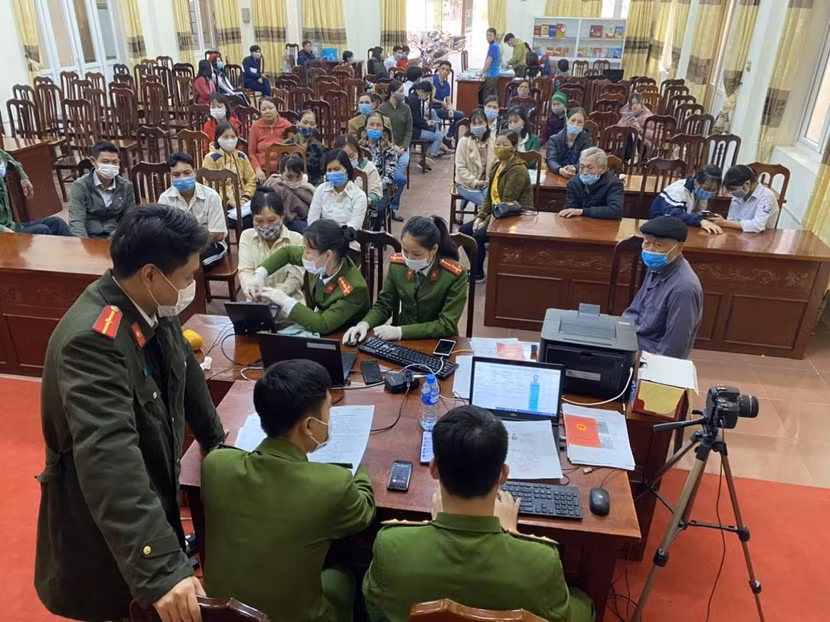 Các CBCS nhiều ngày đêm miệt mài làm căn cước phục vụ nhân dân