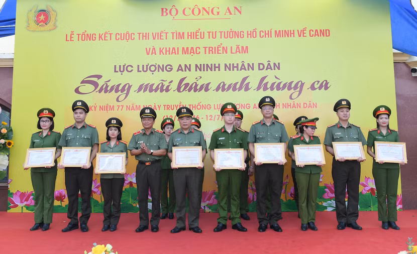 Thiếu tướng Đặng Ngọc Bách, Phó Cục trưởng Cục Công tác Đảng và công tác chính trị trao giải B cho các tập thể cá nhân đạt giải B cuộc thi tìm hiểu về CAND