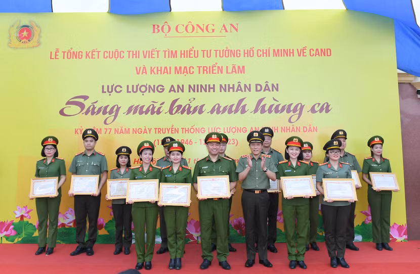 Thượng tướng Lương Tam Quang trao giải cho tập thể cá nhân được giải A cuộc thi tìm hiểu