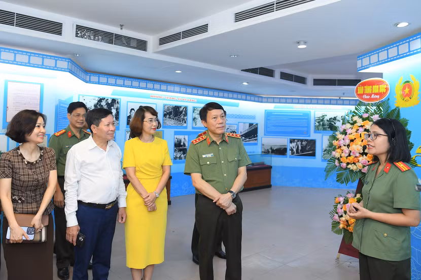 Các đại biểu tham quan triển lãm
