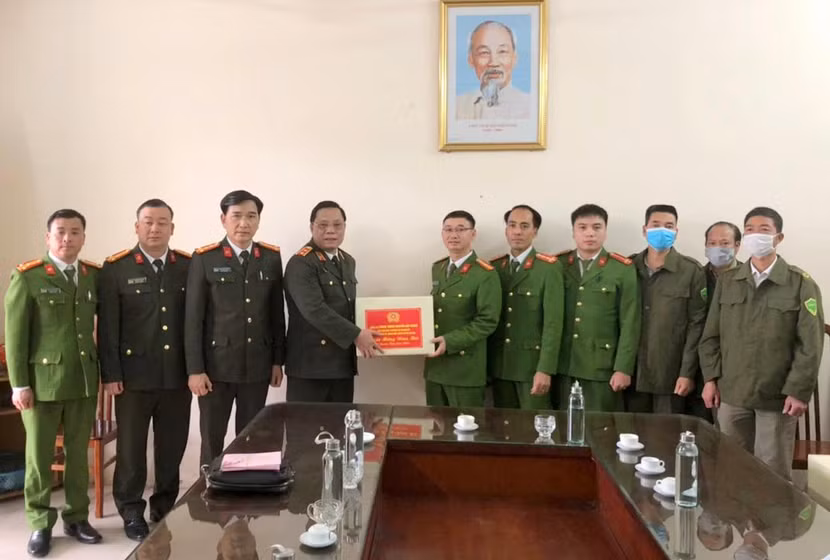 Trung tướng Nguyễn Hải Trung tặng quà CBCS - Công an xã Thái Hòa
