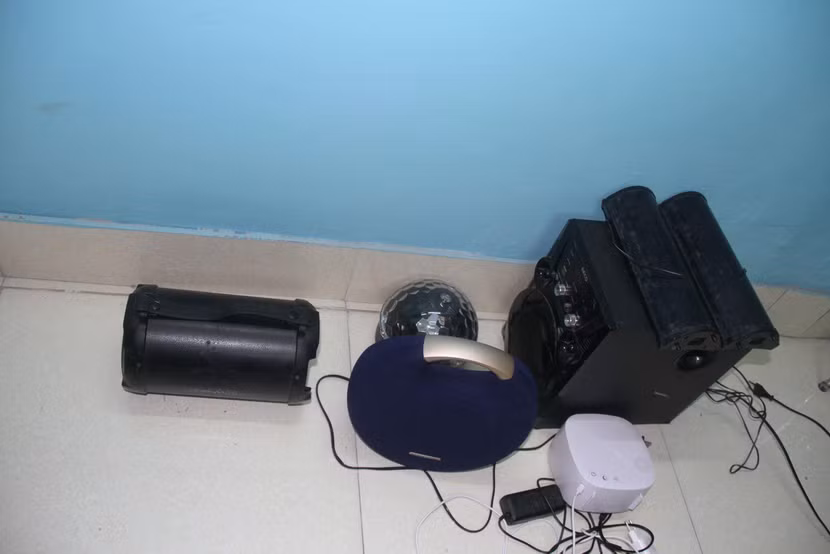 Các loa đài, đèn nháy được thu giữ tại căn nhà