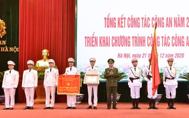 Tại hội nghị CATP Hà Nội triển khai công tác năm 2021 (ngày 21-12 vừa qua), Công an quận Long Biên vinh dự đón nhận danh hiệu Anh hùng lực lượng vũ trang nhân dân thời kỳ đổi mới, do đồng chí Đại tướng Tô Lâm - Ủy viên Bộ Chính trị, Bộ trưởng Bộ Công an, thừa ủy quyền của Chủ tịch nước, trao tặng