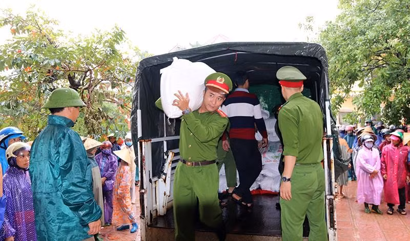 CBCS Công an quận Long Biên chia sẻ với nhân dân Quảng Bình trong trận lũ lịch sử năm 2020