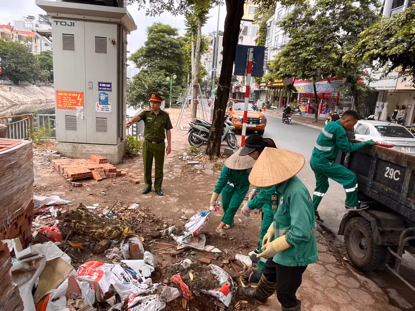 Các lực lượng tổ chức dọn dẹp vỉa hè, đường phố