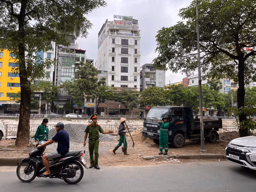 Dọn dẹp, xử lý các bãi tập kết vật liệu dọc vỉa hè sông Tô Lịch