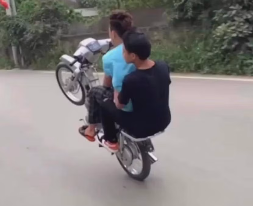 Hình ảnh nam thanh niên điều khiển xe bằng một bánh