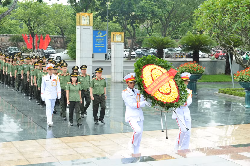 Công an cửa khẩu Cảng hàng không quốc tế Nội Bài, Cục Quản lý xuất nhập cảnh, Bộ Công an tổ chức Lễ dâng hương tại Đài tưởng niệm các Anh hùng, liệt sĩ tại đường Bắc Sơn