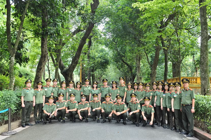 Công an cửa khẩu Cảng hàng không quốc tế Nội Bài, Cục Quản lý xuất nhập cảnh, Bộ Công an tổ chức Lễ dâng hương tại Đài tưởng niệm các Anh hùng, liệt sĩ tại đường Bắc Sơn và thăm Khu di tích Lăng Chủ tịch Hồ Chí Minh.