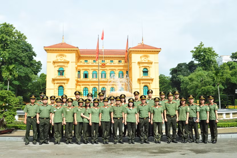 Đoàn công tác chụp ảnh lưu niệm tại Phủ Chủ tịch