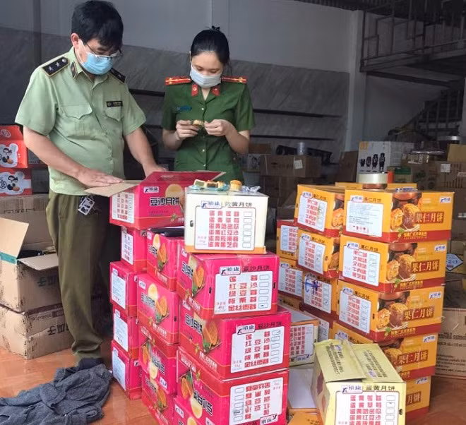 Lực lượng chức năng phát hiện điểm tập kết nhiều loại bánh không rõ nguồn gốc Lực lượng chức năng phát hiện điểm tập kết nhiều loại bánh không rõ nguồn gốc
