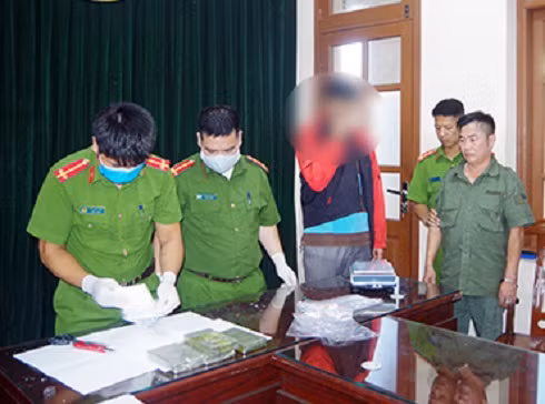 Lý Văn Tạ và số tang vật bị thu giữ