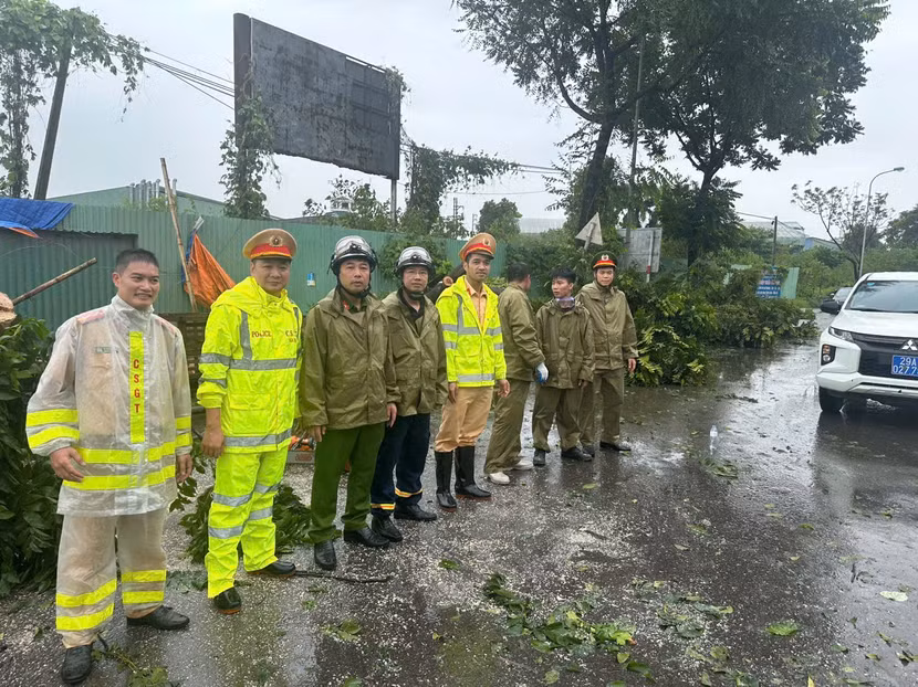Lực lượng Công an huyện tham gia khắc phục sự cố do mưa bão Lực lượng Công an huyện tham gia khắc phục sự cố do mưa bão