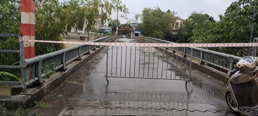 Tạm dừng hoạt động một số cầu bắc qua sống Tích không đảm bảo an toàn Tạm dừng hoạt động một số cầu bắc qua sống Tích không đảm bảo an toàn