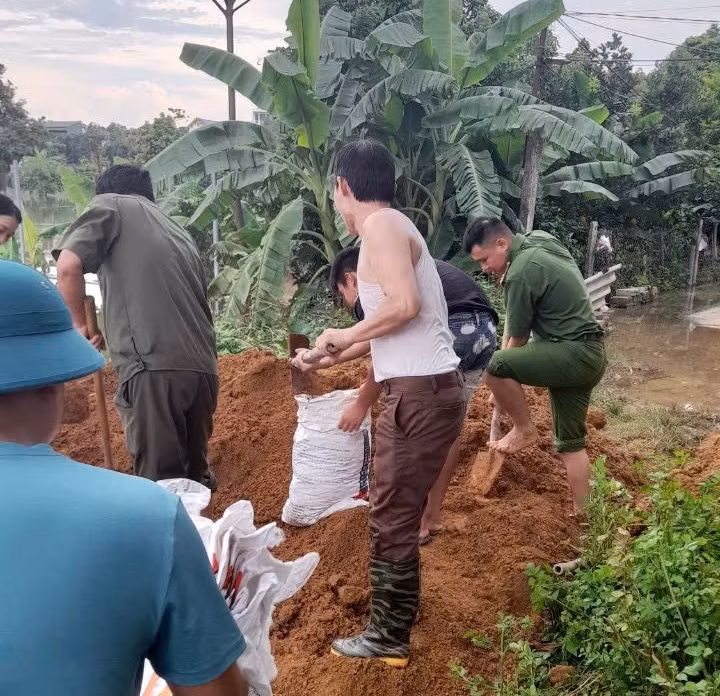 Khẩn trương các hoạt động bảo vệ đê điều, ngăn lũ Khẩn trương các hoạt động bảo vệ đê điều, ngăn lũ