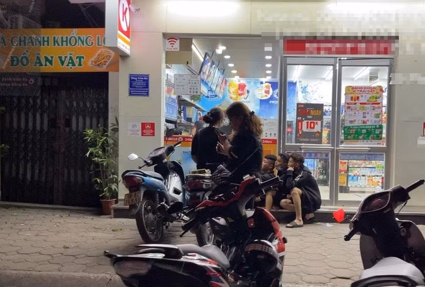 Trước cửa Circle K ở phố Mai Anh Tuấn, quận Đống Đa, Hà Nội