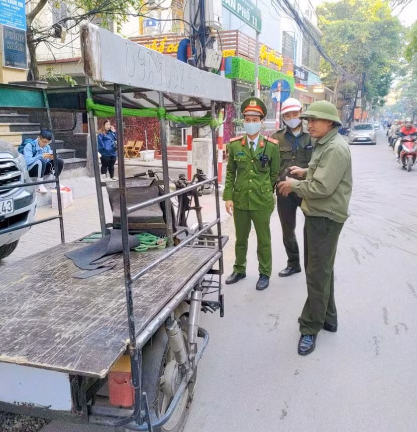 Công an phường Khương Trung rà soát các trường hợp thương binh, bệnh binh sử dụng xe 3 bánh Công an phường Khương Trung rà soát các trường hợp thương binh, bệnh binh sử dụng xe 3 bánh
