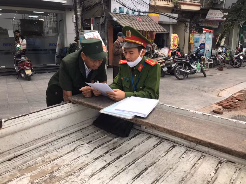 Triển khai kế hoạch, lực lượng Công an quận Thanh Xuân tiến hành tuyên truyền vận động các lái xe Triển khai kế hoạch, lực lượng Công an quận Thanh Xuân tiến hành tuyên truyền vận động các lái xe
