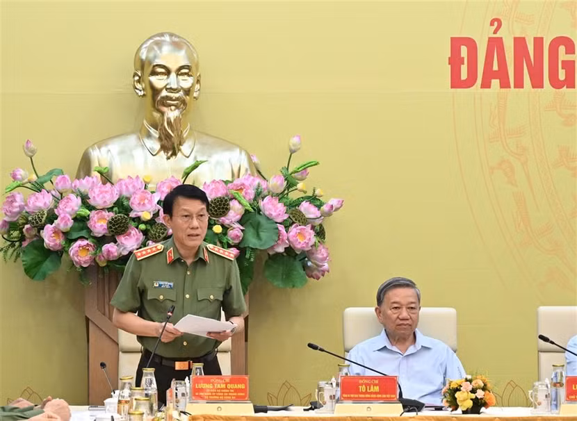 Đại tướng Lương Tam Quang, Bí thư Đảng ủy CATW, Bộ trưởng Bộ Công an phát biểu khai mạc Hội nghị. Đại tướng Lương Tam Quang, Bí thư Đảng ủy CATW, Bộ trưởng Bộ Công an phát biểu khai mạc Hội nghị.