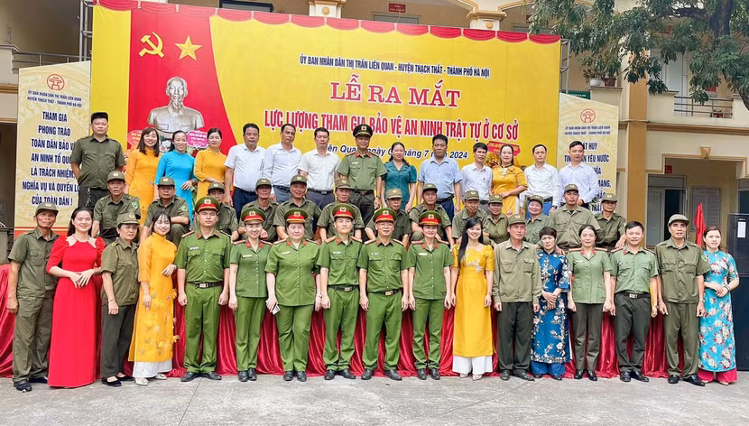 Lực lượng tham gia bảo vệ ANTT ở cơ sở chụp ảnh lưu niệm cùng lãnh đạo, CBCS Công an huyện, UBND thị trấn