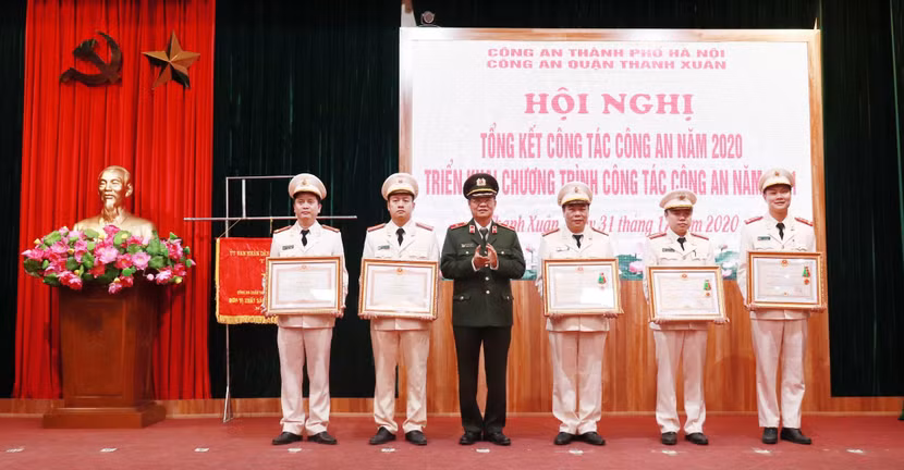 Thừa ủy quyền của lãnh đạo cấp trên, Thiếu tướng Đào Thanh Hải - Phó Bí thư Đảng ủy, Phó Giám đốc Công an thành phố Hà Nội trao Huân chương Bảo vệ Tổ quốc cho các đơn vị thuộc Công an quận Thanh Xuân