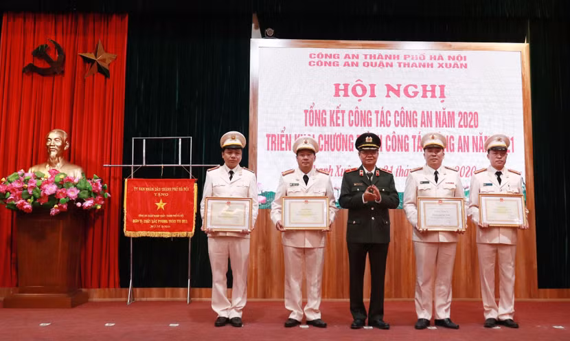 Các tập thể, cá nhân đón nhận Bằng khen của Bộ trưởng Bộ Công an