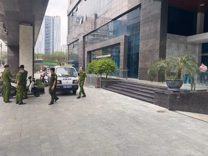 Lực lượng chức năng phong tỏa tòa nhà