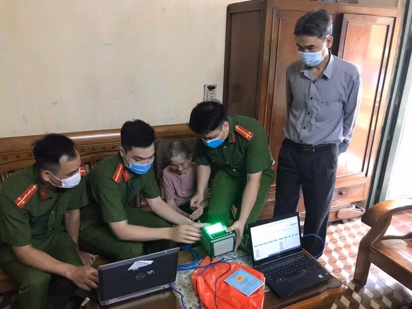 Các cụ cao tuổi tại phường Thanh Xuân Bắc được tổ công tác đến tận nhà cấp căn cước công dân