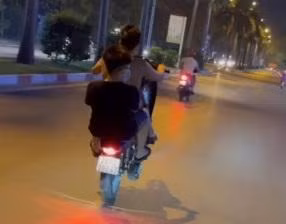 Hình ảnh 2 nam thanh niên vi phạm giao thông