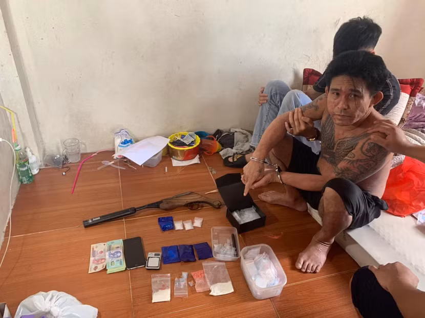 Cơ quan công an bắt giữ Nguyễn Văn Hạnh cùng tang vật