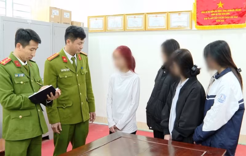 Làm rõ nhóm nữ sinh xô xát đánh nhau, gây rối trật tự công cộng Làm rõ nhóm nữ sinh xô xát đánh nhau, gây rối trật tự công cộng