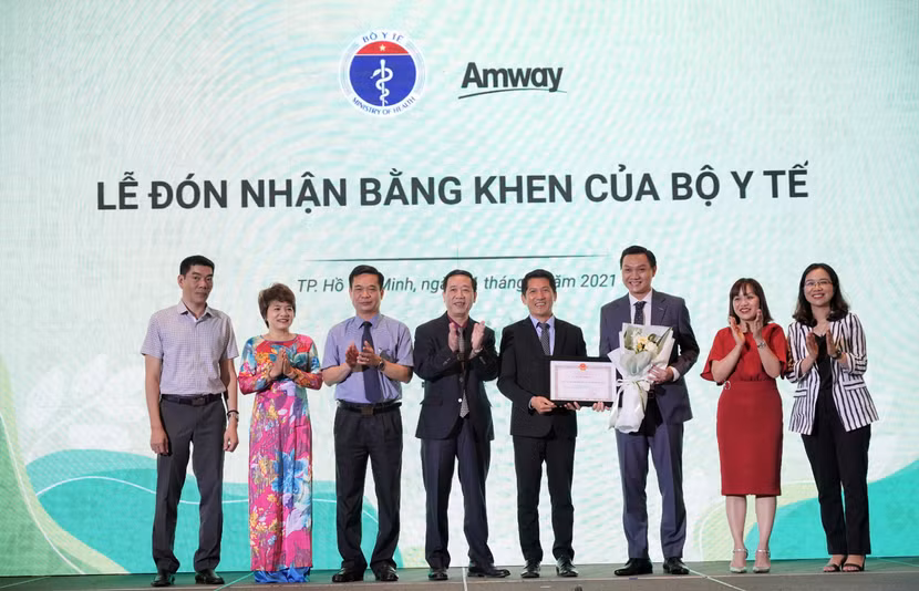 Amway đón nhận Bằng khen của Bộ Y tế