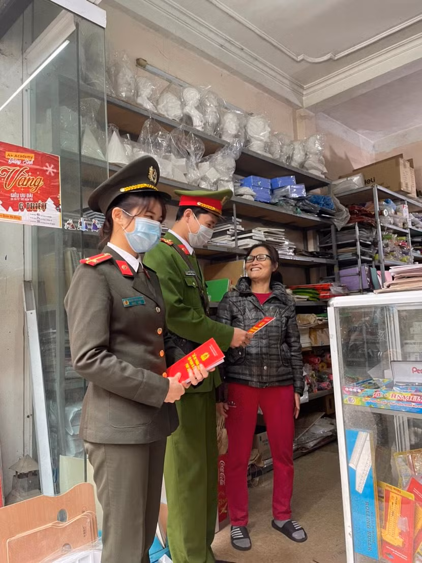 30.000 cuốn sổ tay an ninh sẽ được phát đến tận tay người dân quận Hà Đông 30.000 cuốn sổ tay an ninh sẽ được phát đến tận tay người dân quận Hà Đông