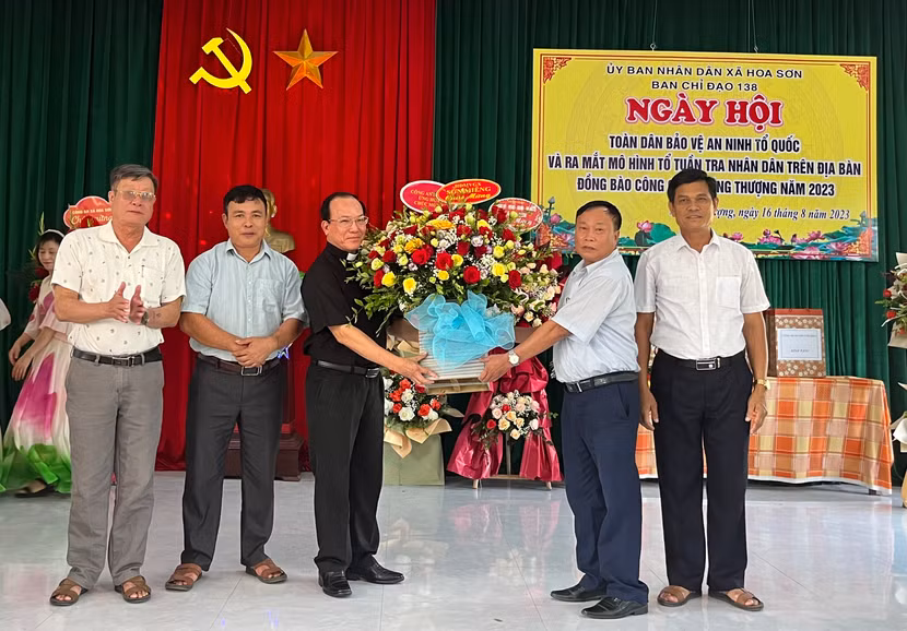 Linh mục Bùi Ngọc Tuấn thay mặt giáo dân giáo xứ Sơn Miêng tặng hoa chúc mừng ngày hội Linh mục Bùi Ngọc Tuấn thay mặt giáo dân giáo xứ Sơn Miêng tặng hoa chúc mừng ngày hội