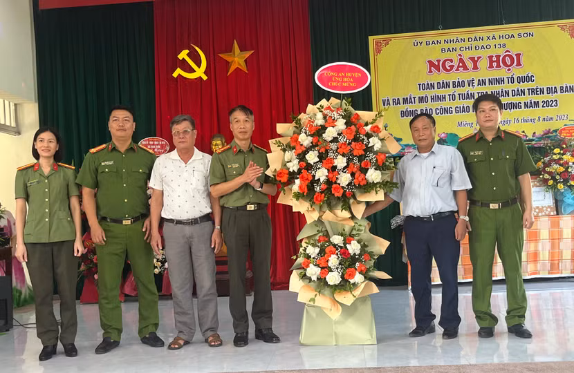Chỉ huy Công an huyện Ứng Hòa tặng hoa chúc mừng cấp ủy, chính quyền, nhân dân xã Hoa Sơn Chỉ huy Công an huyện Ứng Hòa tặng hoa chúc mừng cấp ủy, chính quyền, nhân dân xã Hoa Sơn