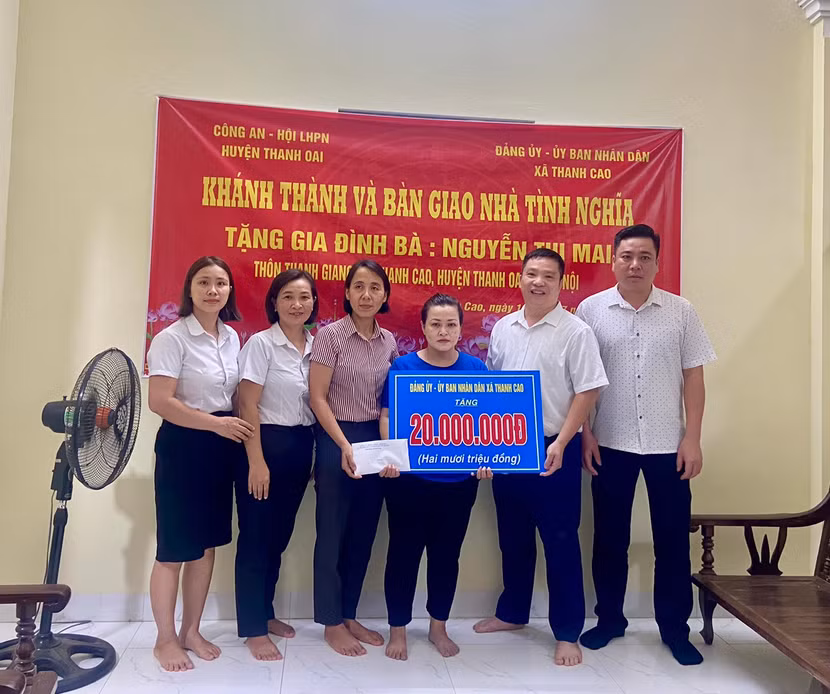 Đảng uỷ, chính quyền xã Thanh Cao trao kinh phí hỗ trợ xây dựng Nhà tình nghĩa cho gia đình chị Nguyễn Thị Mai Đảng uỷ, chính quyền xã Thanh Cao trao kinh phí hỗ trợ xây dựng Nhà tình nghĩa cho gia đình chị Nguyễn Thị Mai