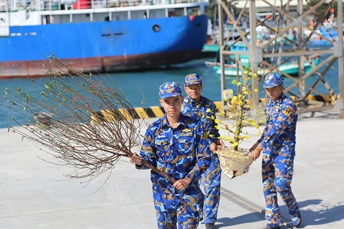 Mang Tết sớm đến quân và dân Vùng 5 Hải quân