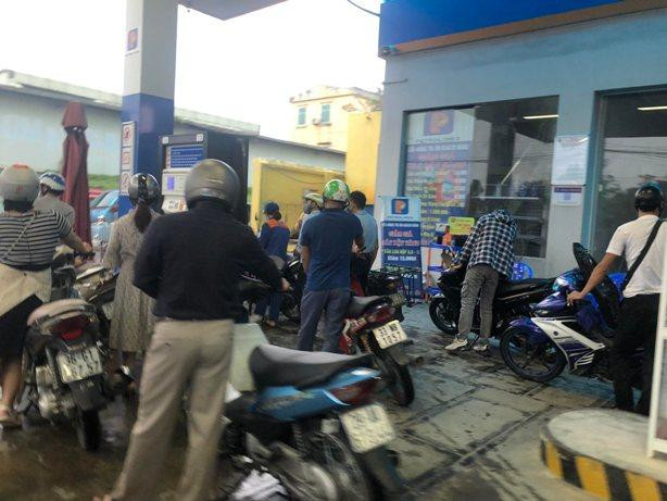 Khách xếp hàng chờ đổ xăng