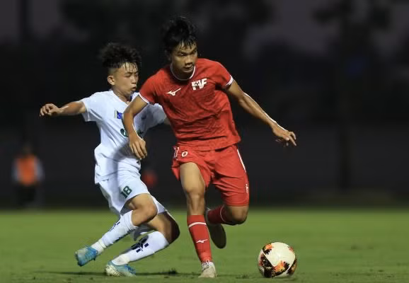 U17 Học viện Nutifood (trái) thua sốc PVF 1-4 trong ngày khai mạc