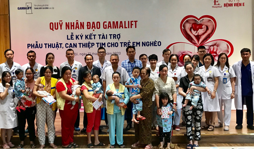 Đại diện GamaLift, Bệnh viện E cùng các bệnh nhi và người nhà tại lễ ký kết tài trợ Đại diện GamaLift, Bệnh viện E cùng các bệnh nhi và người nhà tại lễ ký kết tài trợ