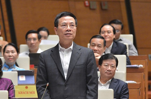 Bộ trưởng Bộ Thông tin và Truyền thông Nguyễn Mạnh Hùng phát biểu trước Quốc hội ngày 6-11
