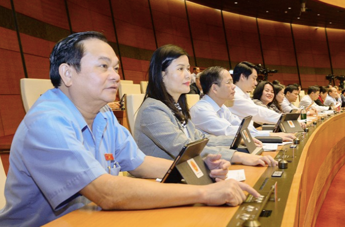 Các đại biểu Quốc hội bấm nút thông qua Nghị quyết