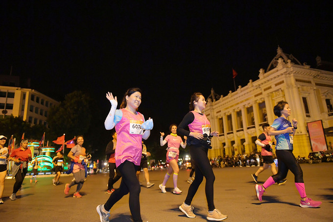 Bên cạnh mục tiêu thử thách bản thân, các VĐV còn được trải nghiệm cung đường đêm Hà Nội Bên cạnh mục tiêu thử thách bản thân, các VĐV còn được trải nghiệm cung đường đêm Hà Nội