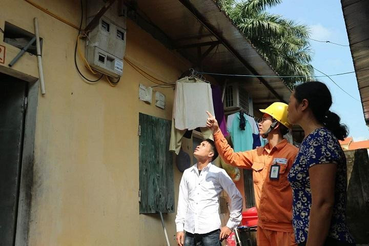 Cán bộ công ty điện lực kiểm tra an toàn điện tại hộ cho thuê trọ