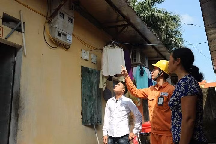 Cán bộ công ty điện lực kiểm tra an toàn điện tại hộ cho thuê trọ