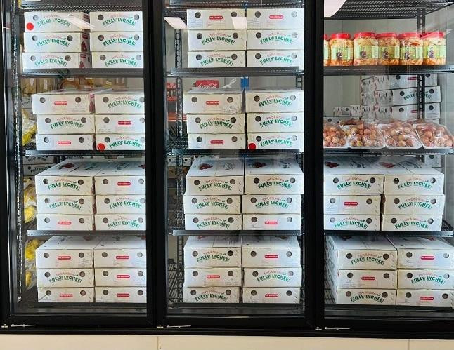 Vải tươi Ưu Đàm "đi" máy bay được bày bán và bảo quản cẩn thận trong tủ mát tại thành phố Melbourne