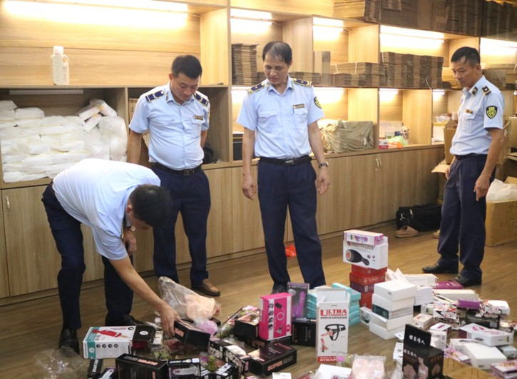 Lực lượng chức năng khám xét điểm kinh doanh, phát hiện hàng nghìn sản phẩm vi phạm Lực lượng chức năng khám xét điểm kinh doanh, phát hiện hàng nghìn sản phẩm vi phạm